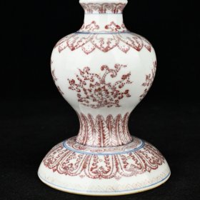 清乾隆釉里红缠枝莲芭蕉叶福寿如意纹蜡台一对规格22*12厘米