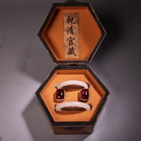 珍品旧藏收罕见雕刻白玉手镯 首饰一盒 配老木头盒 雕工精湛 款式精美 手镯单只重50克 内径6厘米