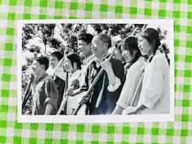 新华社原稿老照片，1976年，红军团长 湖北省公安县 方和明 与知识青年在一起 积极支持知识青年上山下乡