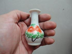 全品晚清粉彩玉壶春瓶一把抓，品相完好，器型周正，高7.6cm.一点毛病没有，前几图为前.后.左.右.上.下拍摄，后面为细节图。本人以全品大开门瓷器为主，终身包老，多多关注。