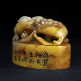旧藏寿山石双螭虎钮印章，长7.8厘米宽5.2厘米高6厘米，