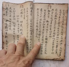 清代或民国手抄本《精抄中藥秘方》134方。【半夏生姜汤】【葛根黄芩湯】【黄芩半夏湯】【五味子湯】【独活消痰飲】【補肺饮】【利咽解毒湯】【三黄熟艾湯】【赴筵散】【龍虎散】【神功消毒保婴丹】【百解散】等134个秘方验方。每个药方都有具体的成份组成，配制方法，治疗成效，讳忌事宜，该秘方集都是老中医的经验方，方方灵验，非常珍贵的134个秘方。毛笔字书写工整漂亮。书法一流，35个简页70面，很值得借鉴收藏。