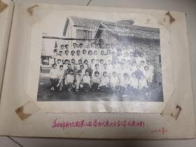 益阳市针织厂厂史影像集上下集共两册（70—80年代），有近百张益阳针织行业的珍贵历史影像照片，带册带图文介绍