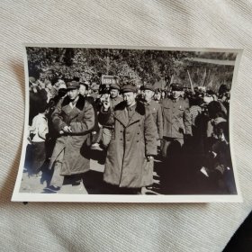 珍贵老照片。1971年样板戏沙家浜剧组进驻长影拍摄电影，受到群众夹道欢迎。走在前面的是谭元寿京剧大师。长春革委会主要领导陪同。