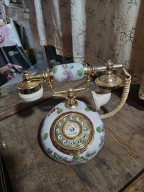 #24110109，九十年代仿古陶瓷电话机，品如图。
