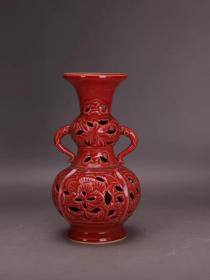 柴窑红釉双层镂空薄胎葫芦瓶
