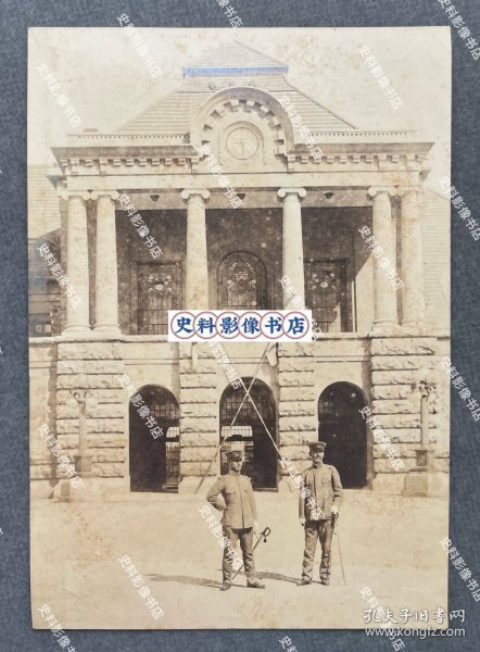 【济南史料】1910年代 日据胶济铁路期间 胶济铁路济南火车站前的日军步兵第41联队和步兵第54联队将领 原版老照片一张（胶济铁路济南站为胶济铁路的起点站，始建于1899年6月，建成于1904年7月13日。一战后日本占领胶济铁路，并通过1915年的“二十一条约”继承了德国在山东的包括胶济铁路在内的一切特权，1922年胶济铁路由中国赎回。）