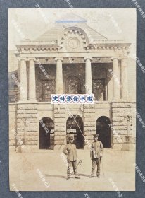 【济南史料】1910年代 日据胶济铁路期间 胶济铁路济南火车站前的日军步兵第41联队和步兵第54联队将领 原版老照片一张（胶济铁路济南站为胶济铁路的起点站，始建于1899年6月，建成于1904年7月13日。一战后日本占领胶济铁路，并通过1915年的“二十一条约”继承了德国在山东的包括胶济铁路在内的一切特权，1922年胶济铁路由中国赎回。）