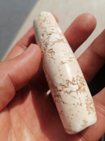 高古鸡骨白玉勒子！包浆浑厚沁蚀土咬风化自然熟旧！尺寸规格长8.3厘米直径2.2厘米！包真包老适合佩戴把玩！