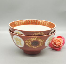 一对台湾产红色描金福字碗，漂亮的珊瑚红釉面，碗身绘制金色福字和花纹，做工精致！碗内白釉干净，底部有大同瓷器厂标记。成色很好，适合收藏或日常使用。口径11.5厘米，高6厘米。