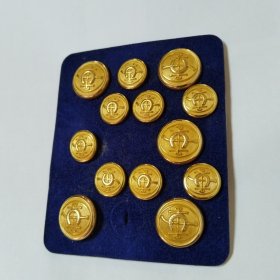 香港马会金色袖扣。图案为香港马会会徽。大扣为五枚，小扣为八枚。瑞典皇家品牌制作。总计为13一枚。