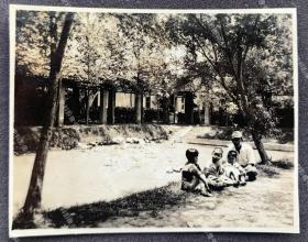 抗战时期 南宁军医院内长廊附近池塘边的日军须藤部队军曹与当地小朋友 原版老照片一枚
