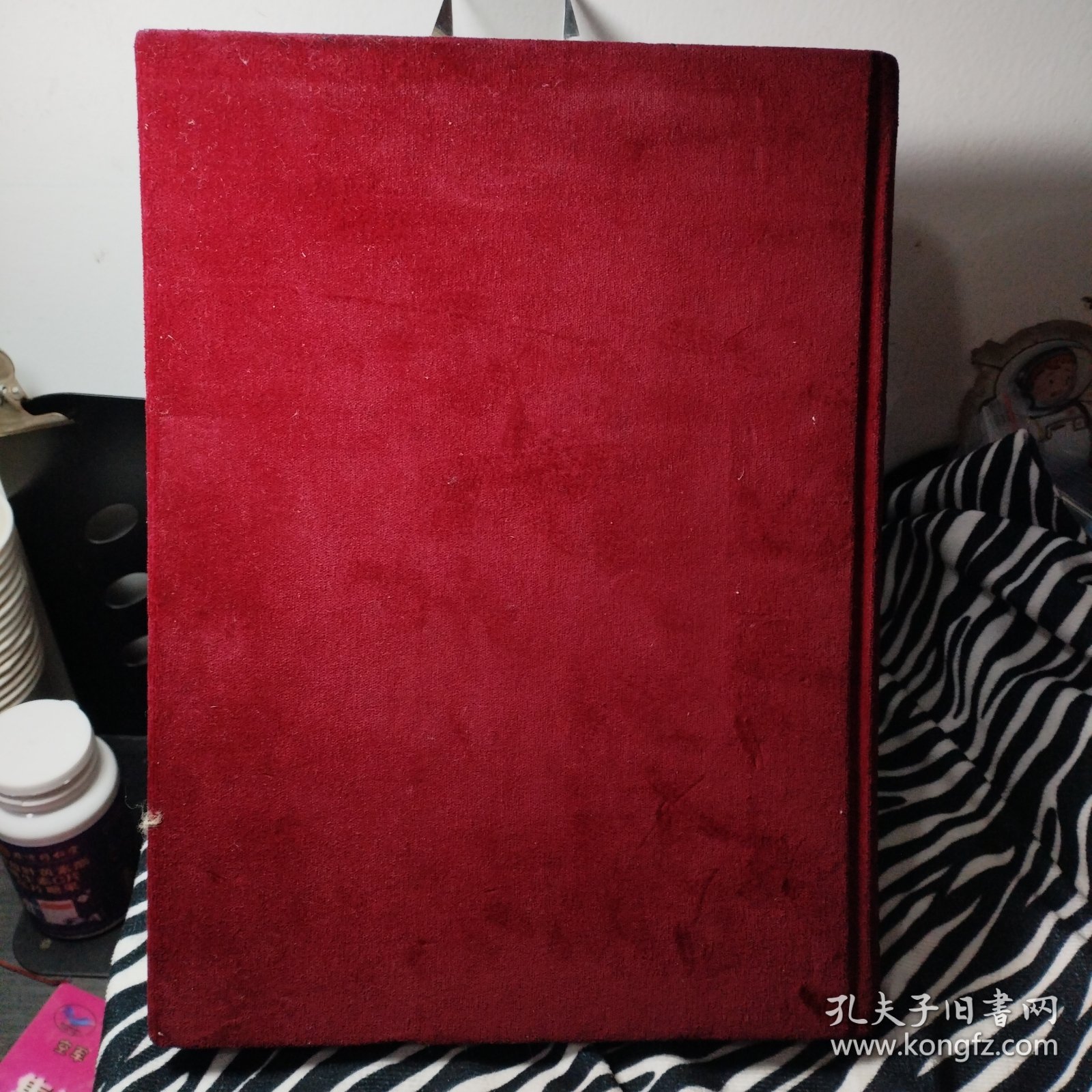 人民币图册 （16开红绒布面硬精装） 缺书衣