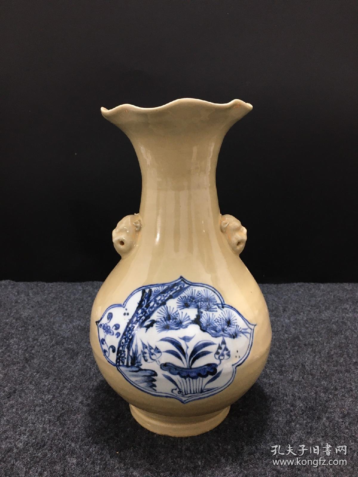 青花双耳花口瓶，花开富贵