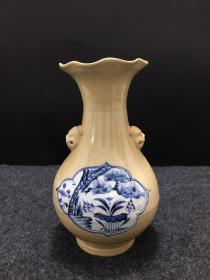 青花双耳花口瓶，花开富贵