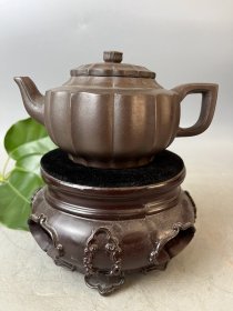 周桂珍制紫砂壶 ，外观精致，做工精细， 色泽光润 ，磨损自然 ，出水流畅，品相一流！