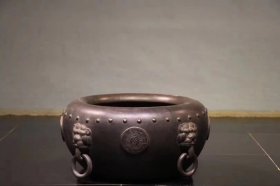 旧藏【紫砂缸】观赏器～可养莲花 可做鱼盆 亦可为卷缸。 器型美观大方，口沿内卷 满鼓钉 四面虎头铺首衔环 八方十二生肖八卦图 直径45公分 口径30公分 高度26公分