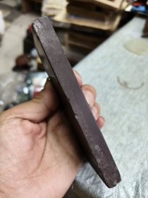 雕刻英文的石块，像砚石，摸起来光滑细腻，边上有磕碰