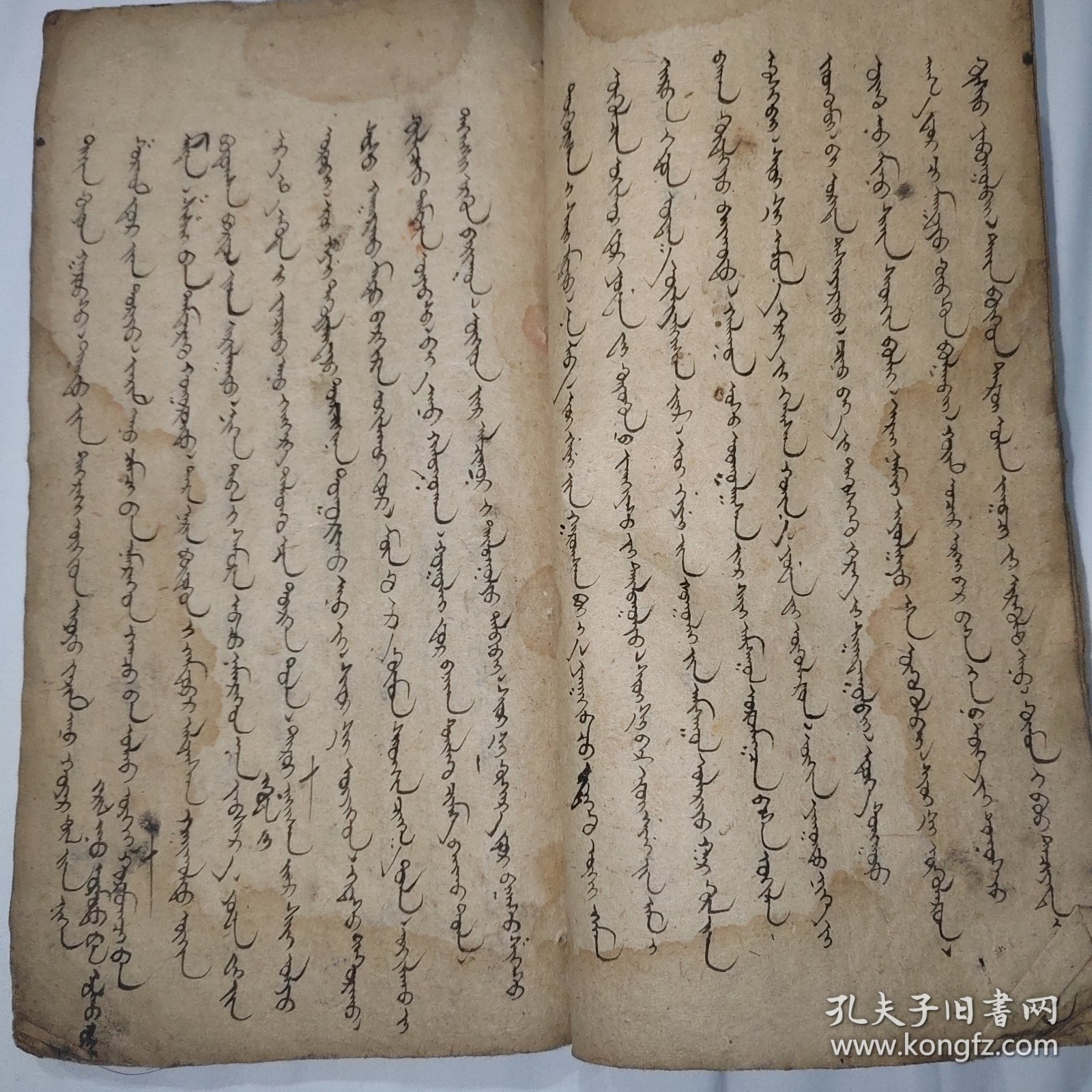 清早期或明末满文手抄本捻装一厚册，满族清军早期文献，里面有涂改痕迹，或为手稿本，所用纸张为北方土纸，字体飘逸不可多得