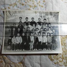 小永小学七五年第七班毕业全体师生合影。