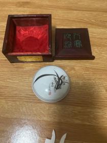 H-0168八十年代 漳州八宝印泥 樟木盒包装一两装【上品级别】景德镇兰草纹印盒 /中国制造MADE IN CHINA款/未使用品