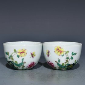 雍正粉彩花蝶纹杯，高4.7cm口径7cm