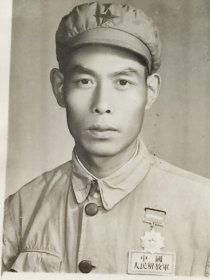 解放初中国人民解放军着50式军装佩戴抗美援朝纪念章照片