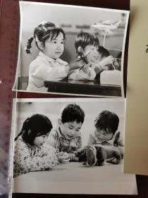 1980幼儿园小朋友玩飞机和小狗玩具原版老照片两种