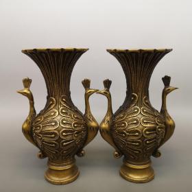 铜花瓶，器型厚重，形制端正；通体光素