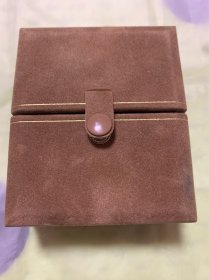 【海外回流  vintage中古】回流中古首饰盒  小年份  很实用  细节可见   里边带金色字母  仔细看好图片，尺寸如图，有瑕疵，介意勿拍，谨慎下单！出售不退！偏远地区邮费联系客服另算！