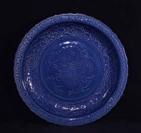 元霁蓝釉雕刻龙纹葵口盘，高5.5×47厘米