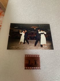 老照片 男女交谊舞表演赛 上世纪90年代 女士高跟鞋 肉丝丝袜 白套裙 男士西服套装 很是漂亮 潇洒 带一枚底片 美品 罕见
