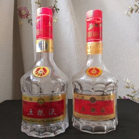 52度五粮液酒瓶2个  1个是2009年的 另一个没有年份