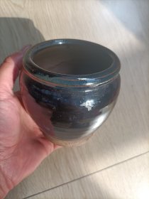 旧黑釉小罐，釉色好，里面有个窑线，外面完好，如图所示，高10.5厘米，价优，喜欢的老板看好抓紧下单，