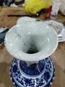 大清乾隆年制青花瓷花瓶，高度约31cm