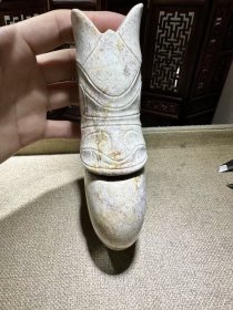 馆藏级红山文化猪龙,整体钙化鸡骨白,透闪石结构,重约1049克。全品完整,傻开门状态,与馆藏同款。适合收藏或摆件,感兴趣的朋友可以联系我。