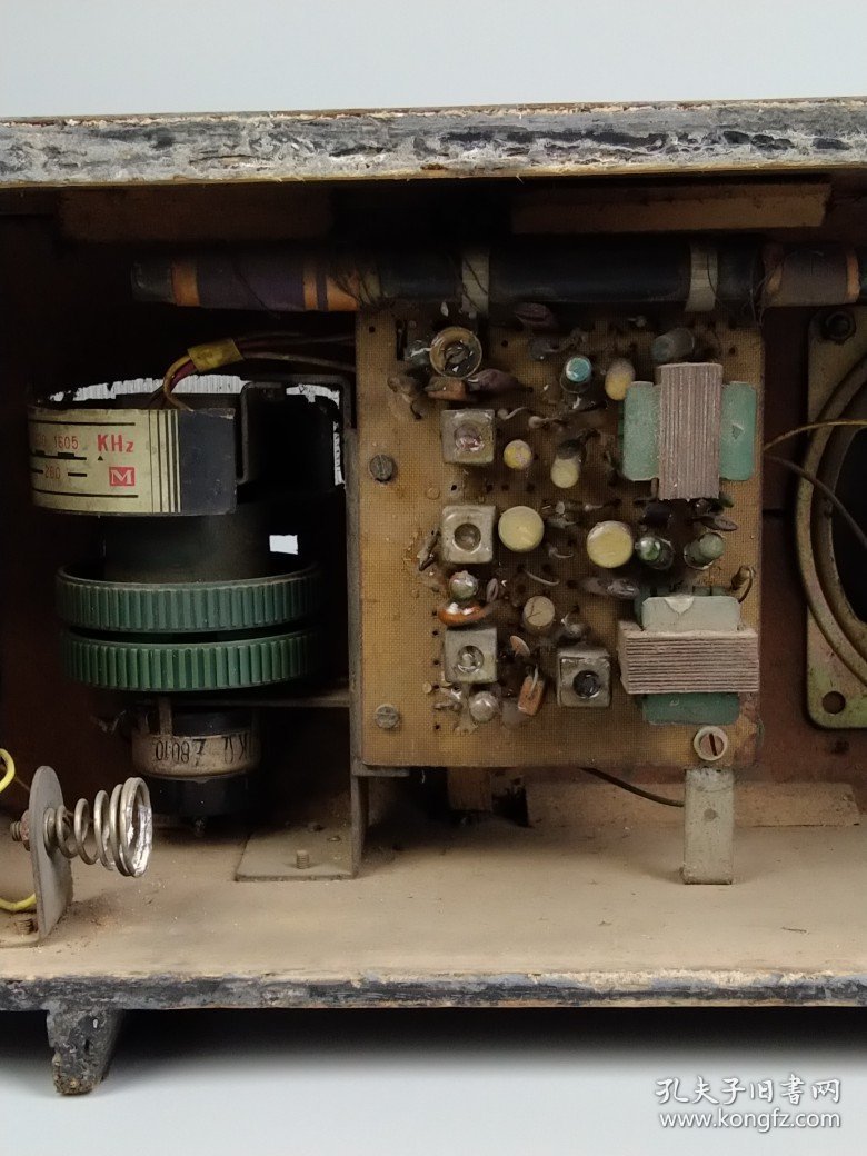 六十年代【最高指示标牌】天鹅收音机，胶木板机外壳，全品完整无修，可响。品相极好！