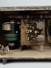 六十年代【最高指示标牌】天鹅收音机，胶木板机外壳，全品完整无修，可响。品相极好！