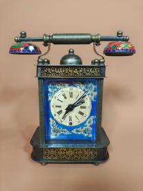 回流铜景泰蓝古典机械钟表
《欧式座钟表》
尺寸：高18CM，电话宽17CM
表框宽8CM，底座宽11CM
重量：780克