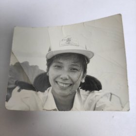 1984年夏天，美女在山东济南大明湖留影照片