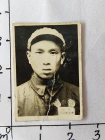 中国人民解放军郝富堂着50式军装佩戴三枚勋章照片(中国人民解放军老革命郝步青，曾获得过八一勋章等众多勋章，解放后在云南保山服役，六十年代调到河北平山县做团长，军衔至少应该中校)