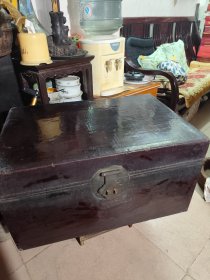 779.民国大户人家牛皮包木大箱。