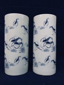 青花瓷帽筒一对，画虾趣儿，活灵活现，宛如海底世界，逼真可爱，通体画工清秀别致灵动之美，包浆浓郁厚重，保存完好