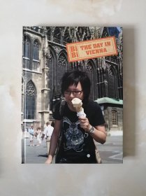 周笔畅BiBiTHEDAYINVIENNA《维也纳音乐之旅影像纪念写真集》（海报一张，光盘一碟，大小纪念册两本，签名照片一张，套盒一个）