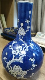 六七十年代冰梅蓝釉天球瓶，绘画精美。