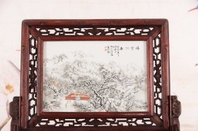 红木镂空雕花框镶粉彩花鸟瓷板画横插座屏！
《国色天香》尺寸高57宽57