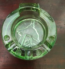 民国老琉璃烟灰缸绿色玻璃和平信鸽烟灰缸（九五品以上） 底部鸽子衔着橄榄枝的凹凸图案，非常漂亮。