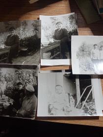黑白照片  年代久远，偶尔在一本实用《钣金工展手册》中发现的这几张照片！也不知道丢失的主人能否找到这几张照片！一位慈祥的老奶奶，一家人其乐融融的吃着葡萄.还有一个孩子坐在农家的小院里  .还有一个父亲可能和他的女儿在山里面照的相，背景是山  推测年代应该是在80年代左右