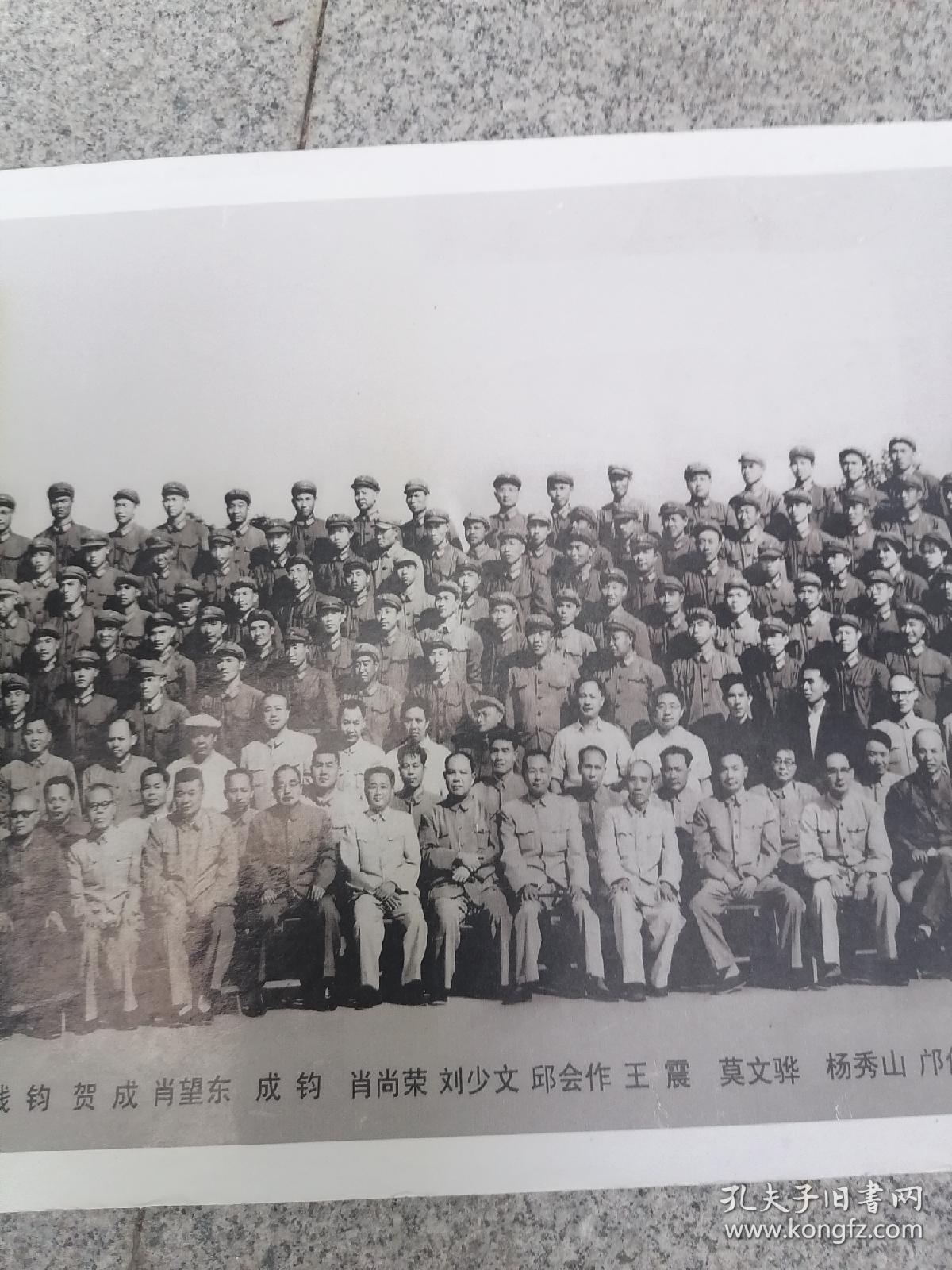 毛主席刘主席等党和国家领导人检阅北京济南部队军事训练时和受阅官兵合影。