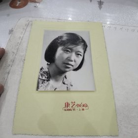 短发花衣美女照：底板17/12cm